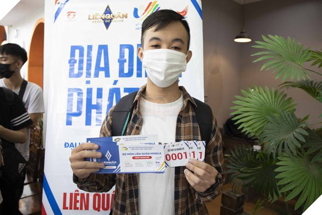 Cũng giống như các fan của Lianquan Mobile Vietnam: Snake and Dragon xếp hàng dài để nhận vé cổ vũ cho đội 6 thi đấu tại SEA Games của quê hương