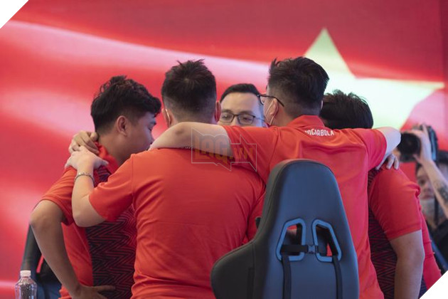 Cầu thủ Quốc gia đến cổ vũ đội tuyển FIFA Online 4 Việt Nam, thiếu chút may mắn để chạm đến Huy Chương Vàng 5