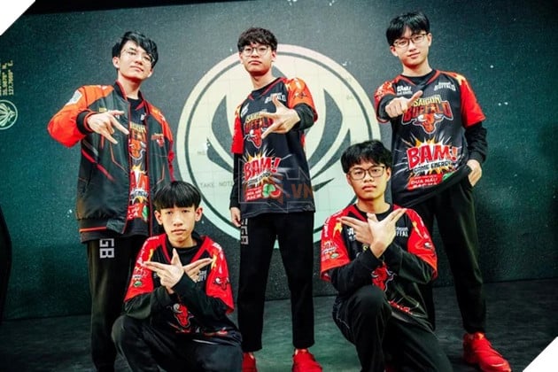 BLV Hoàng Luân thể hiện sự bức xúc khi VCS bị đánh giá thấp so với các khu vực khác