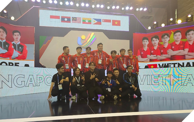 A group of people posing for a photoDescription automatically generated with medium confidence