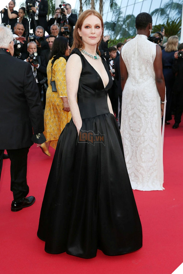 Người đẹp tích cực lăng xê mốt váy xẻ sâu khoe ngực gợi cảm tại LHP Cannes 2022