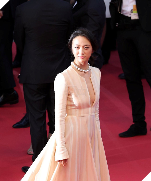 Người đẹp tích cực lăng xê mốt váy cúp ngực gợi cảm tại LHP Cannes 2022