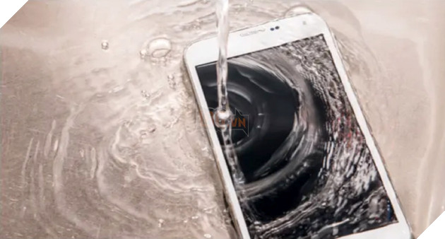 Mẹo bỏ điện thoại ướt vào gạo có thể khiến thiết bị của bạn trở thành cục gạch  