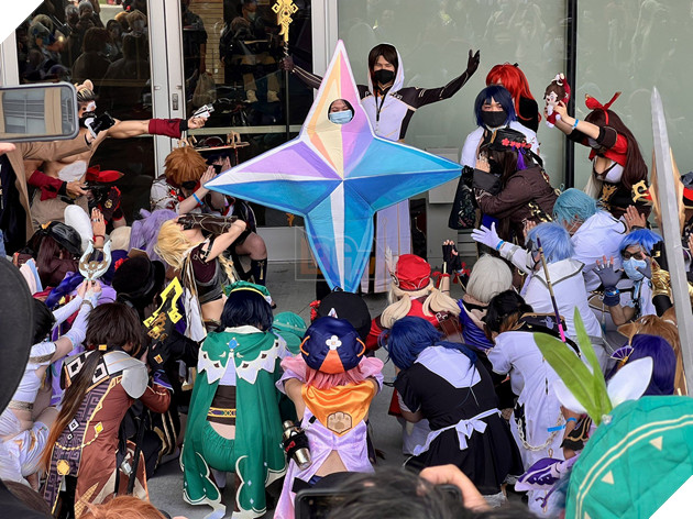 Quên thần Mora đi, hội cosplayer Genshin Impact tìm Thần Nguyên Thạch cầu may 2