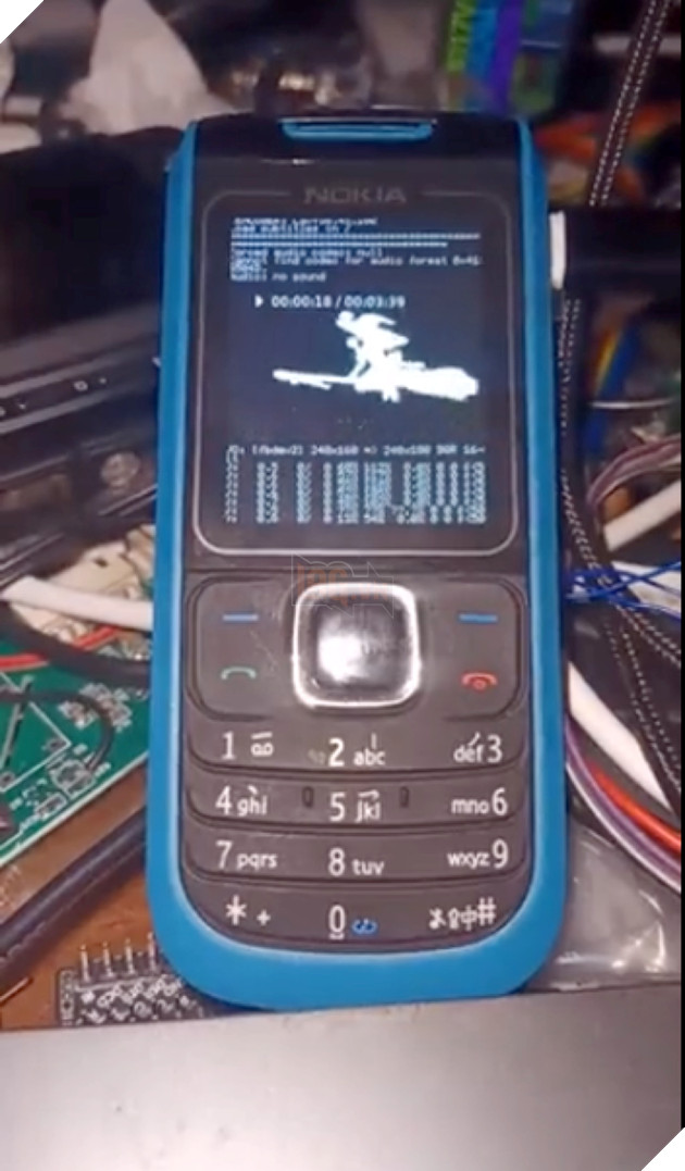 Thanh niên nghiện "phần cứng" độ Nokia 1680 thành PC chạy HĐH Linux