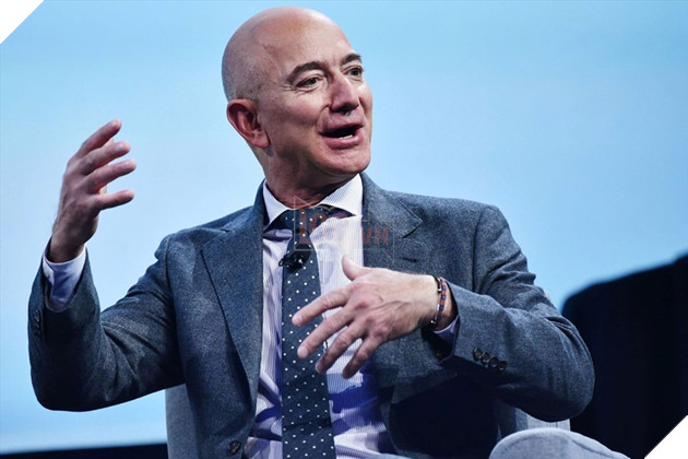 Rò rỉ hình ảnh tỷ phú Amazon ngồi buồn bã trên một chiếc tàu lượn tại Disneyland