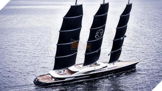 Rò rỉ hình ảnh tỷ phú Amazon ngồi buồn bã trên một chiếc tàu lượn tại Disneyland