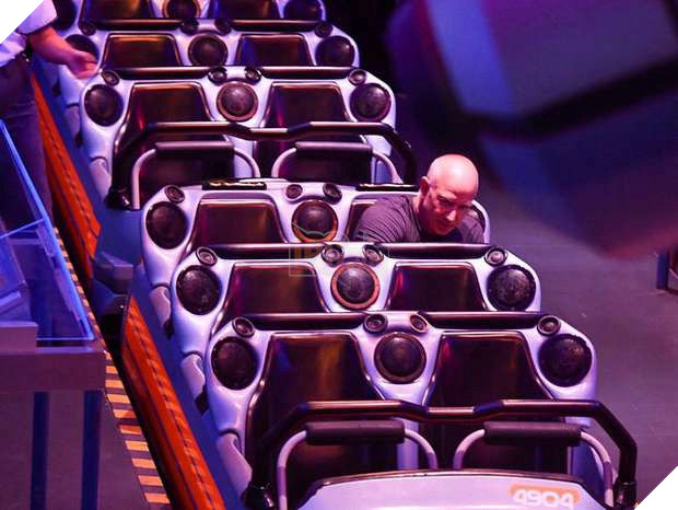 Rò rỉ hình ảnh tỷ phú Amazon ngồi buồn bã trên một chiếc tàu lượn tại Disneyland