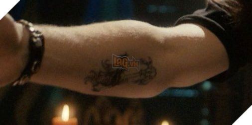 Cái chết của Eddie trong Stranger Things 4 đã được cài cắm qua hình xăm trên tay 2