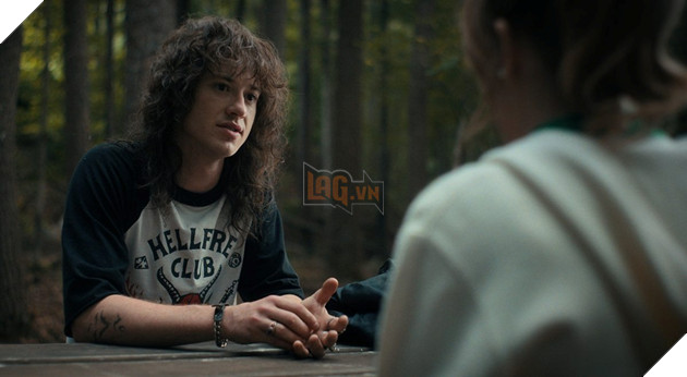 Cái chết của Eddie trong Stranger Things 4 đã được cài cắm qua hình xăm trên tay