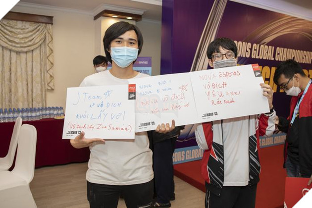 Cộng đồng LMHT Tốc Chiến Sài Gòn tề tựu tại buổi Viewing Party Chung kết Icons Global Championship 2022. 4