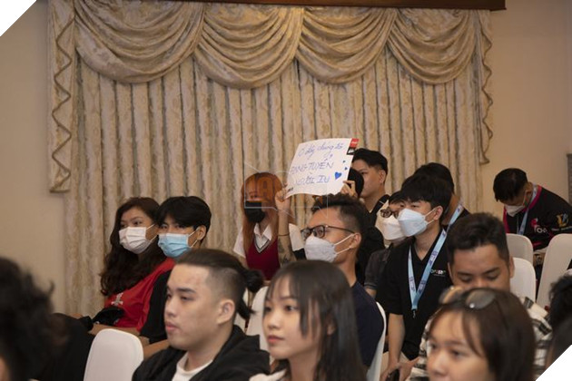 Cộng đồng LMHT Tốc Chiến Sài Gòn tề tựu tại buổi Viewing Party Chung kết Icons Global Championship 2022. 6