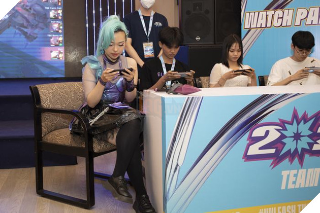 Cộng đồng LMHT Tốc Chiến Sài Gòn tề tựu tại buổi Viewing Party Chung kết Icons Global Championship 2022. 10