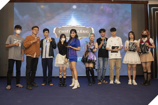 Cộng đồng LMHT Tốc Chiến Sài Gòn tề tựu tại buổi Viewing Party Chung kết Icons Global Championship 2022. 11