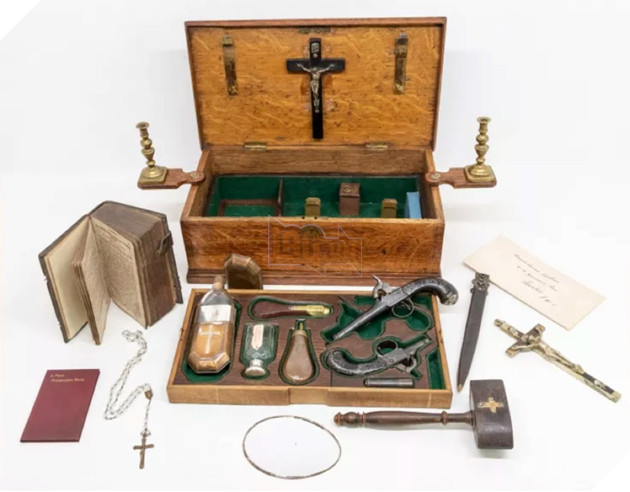 Bí ẩn về Bộ dụng cụ giết ma cà rồng được bán đấu giá với mức giá 15.600 USD