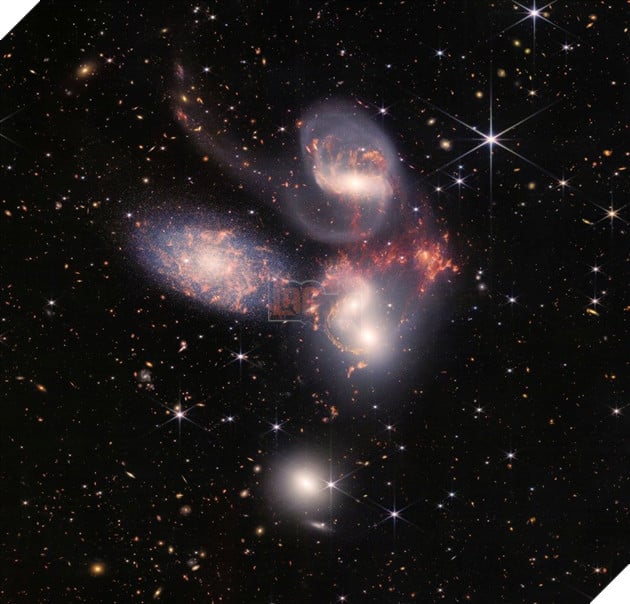 NASA công bố những bức ảnh màu được chụp ở vũ trụ đầu tiên từ siêu kính James Webb 4