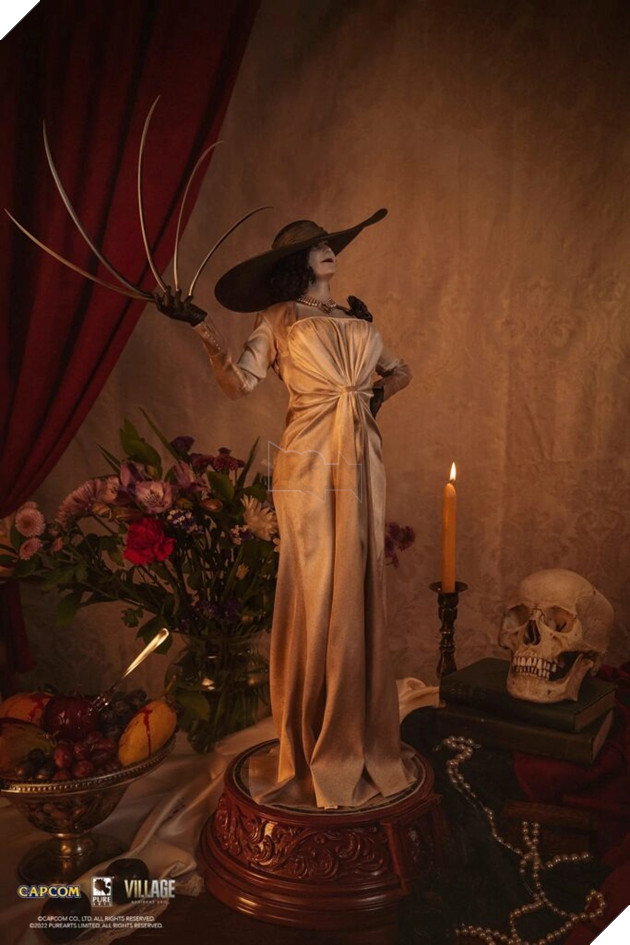 Xuất hiện mô hình Lady Dimitrescu cao gần bằng một đứa trẻ, giá cũng cực kì chát 4