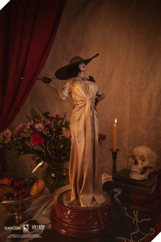 Xuất hiện mô hình Lady Dimitrescu cao gần bằng một đứa trẻ, giá cũng cực kì chát 3