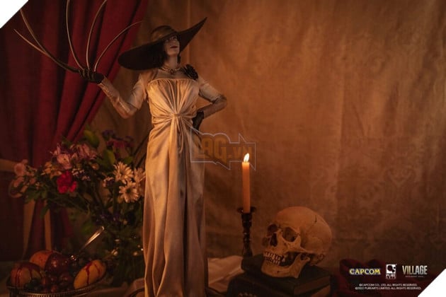 Xuất hiện mô hình Lady Dimitrescu cao gần bằng một đứa trẻ, giá cũng cực kì chát 2