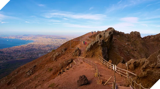 Du khách Mỹ vô tình rơi vào miệng núi lửa khi chụp ảnh selfie