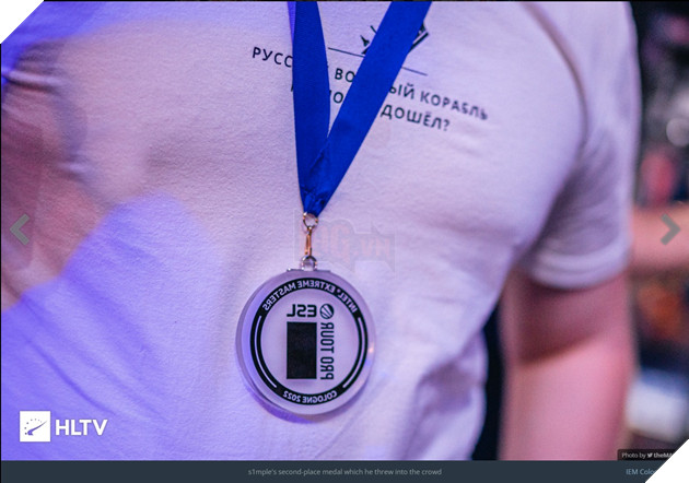S1mple trao huy chương cho người hâm mộ 2