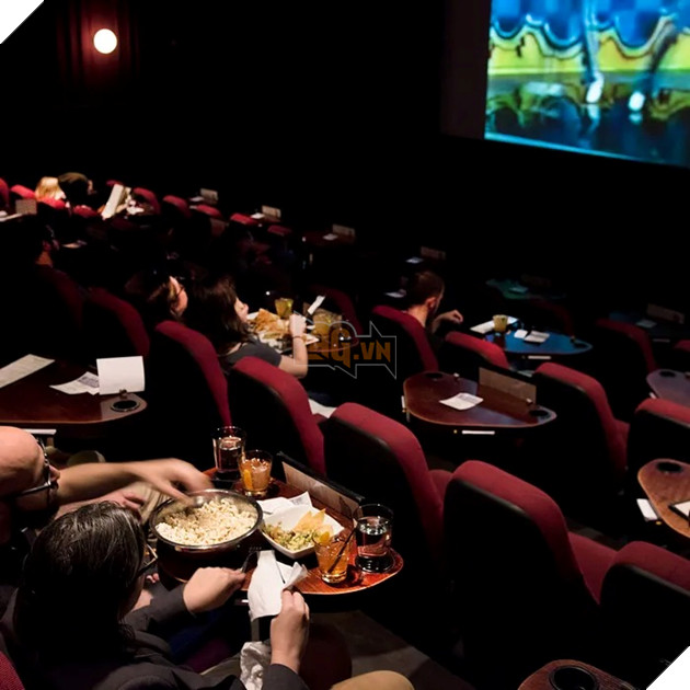 ăn cơm trong rạp