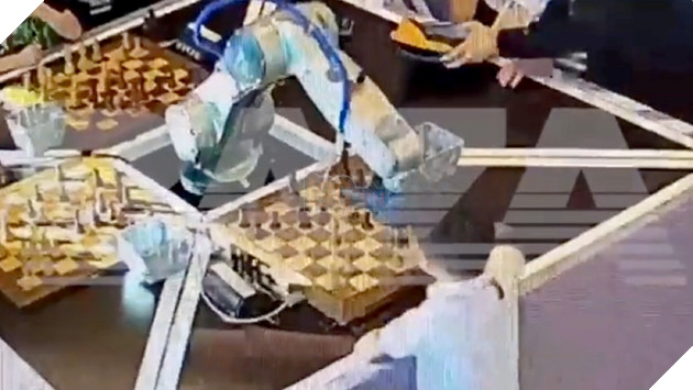 Robot chơi cờ vua hoạt động bằng AI khiến một cậu bé bị gãy ngón tay