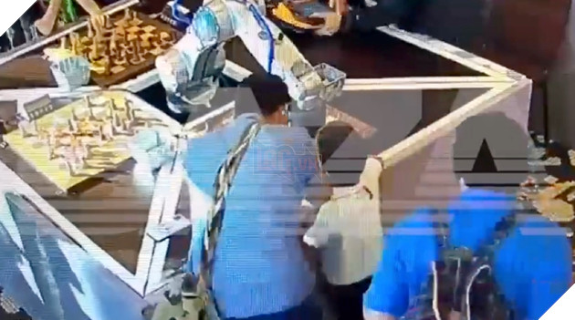 Robot chơi cờ vua hoạt động bằng AI khiến một cậu bé bị gãy ngón tay