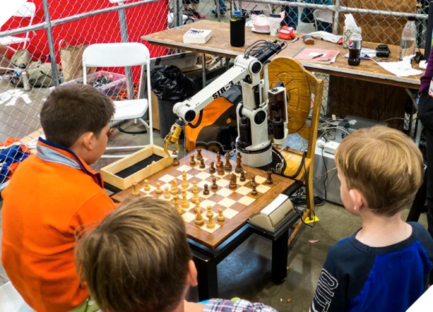 Robot chơi cờ vua hoạt động bằng AI khiến một cậu bé bị gãy ngón tay