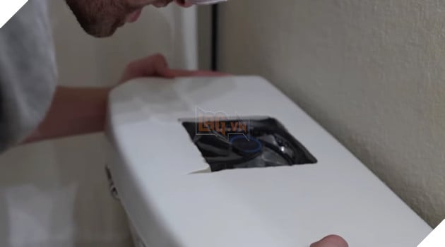 Một modder đã "phù phép" chiếc bồn cầu thành một PC gaming có 1-0-2