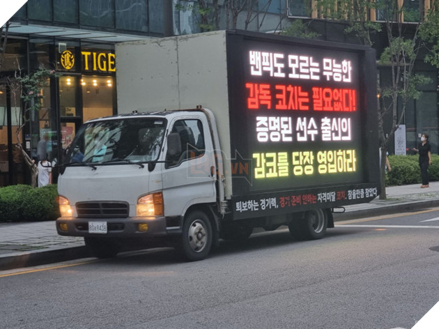 Fan cuồng T1 gửi xe tải đến svđ 2