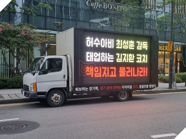 Fan cuồng T1 gửi xe tải đến svđ 1