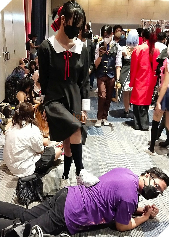 thanh niên đi sự kiện để được đạp lên người