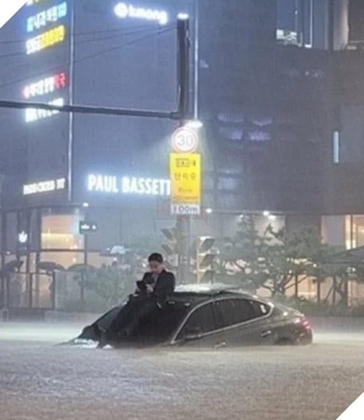 Đường ngập như biển hồ, anh trai Hàn Quốc tự nhiên biến thành meme khi ngồi chờ trên nóc xe