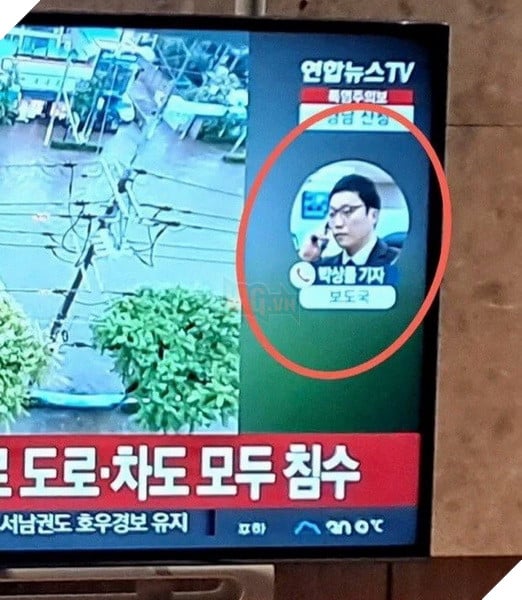 Đường ngập như biển hồ, anh trai Hàn Quốc tự nhiên biến thành meme khi ngồi chờ trên nóc xe 6