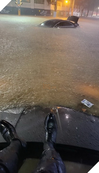 Đường ngập như biển hồ, anh trai Hàn Quốc tự nhiên biến thành meme khi ngồi chờ trên nóc xe 5