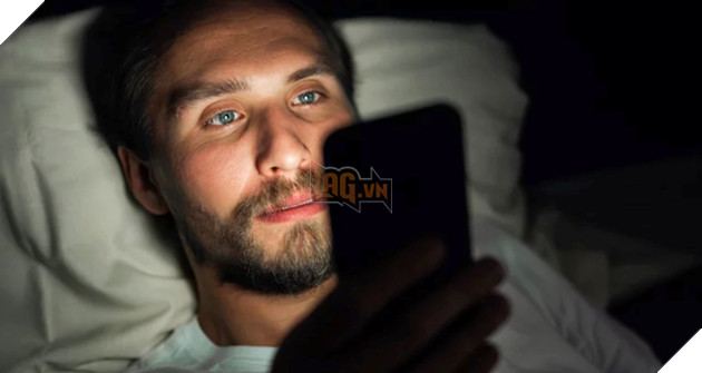 Thói quen lướt điện thoại trước khi ngủ sẽ gây hại gì đến cơ thể?