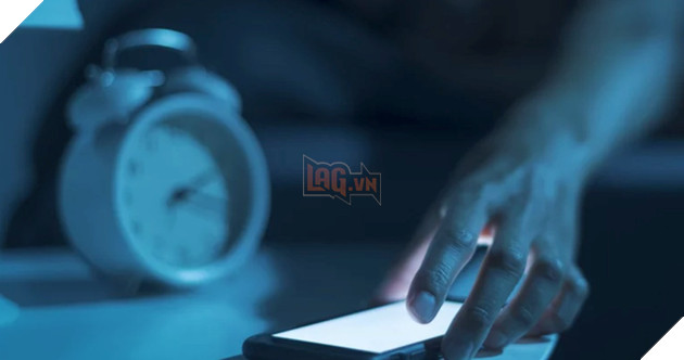 Thói quen lướt điện thoại trước khi ngủ sẽ gây hại gì đến cơ thể?