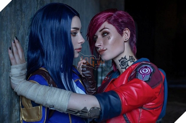Admire Vi and Caitlyn's cosplay in Arcane with top notch charisma