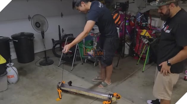 Thiết bị mới giúp loài rắn "tiến hoá ngược", có thể đi lại bằng chân như thằn lằn 