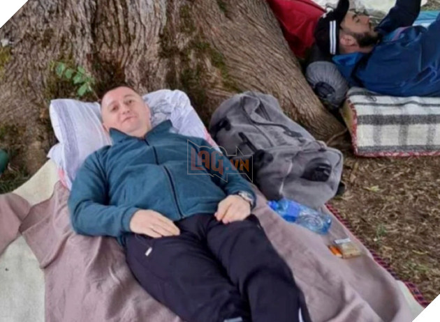 Người đàn ông "ôm" giải thưởng khủng sau khi hoàn thành thử thách nằm 60 tiếng 