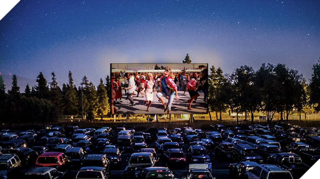 Hơn 8 triệu người Mỹ kéo nhau ra rạp nhân ngày đặc biệt 