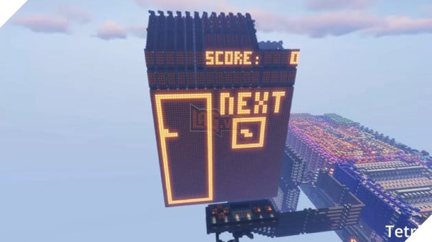 Một game thủ xây dựng PC bằng redstone trong tựa game Minecraft để chơi Minecraft