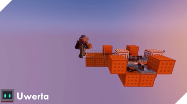 Một game thủ xây dựng PC bằng redstone trong tựa game Minecraft để chơi Minecraft