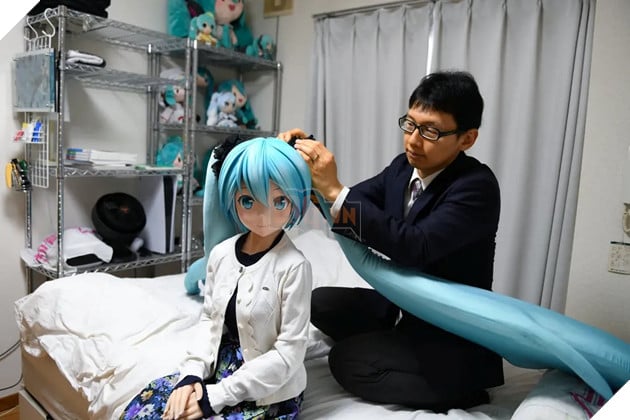 The guy who married Hatsune Miku was refused to take his wife to Disneyland Japan