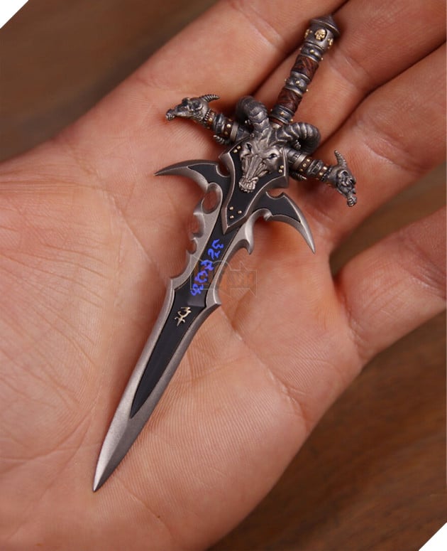 It took fans over 700 hours to create the highly detailed Frostmourne in World of Warcraft