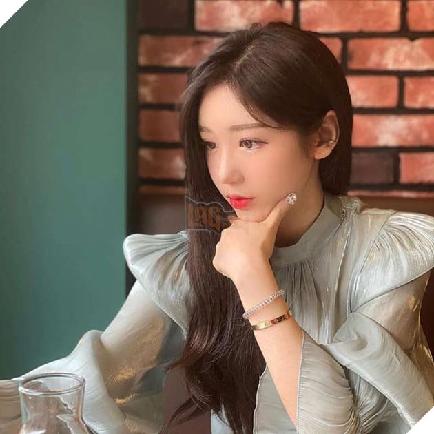 Nữ streamer nổi tiếng đăng ảnh thẻ đẹp tựa thiên thần khiến cư dân mạng không khỏi mê mẩn