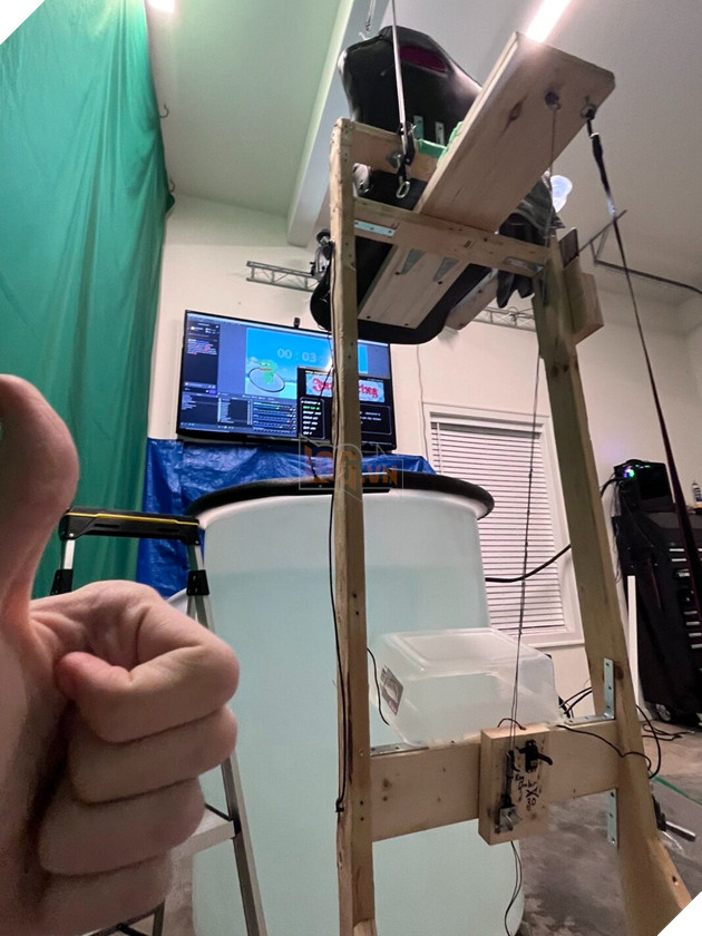 Nam streamer tự khiến bản thân rơi vào bồn nước nếu thua game