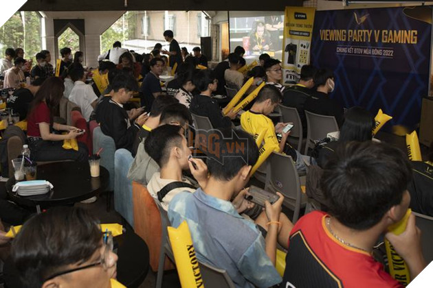 Cộng đồng fan V Gaming HCM hội tụ xem đội nhà thi đấu Chung kết Tổng 6