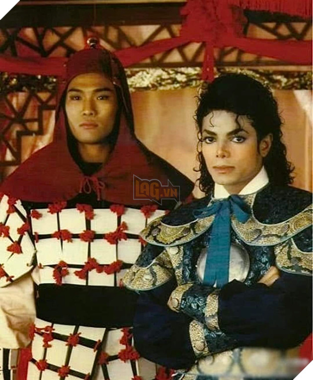 Pop king Michael Jackson in Chinese clothes